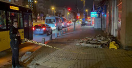 Ataşehir'de bir dairenin balkonu çöktü, moloz parçaları kaldırıma düştü