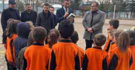 Ülkü Ocakları, randevuyla okula gidip çocuklara kitap dağıttı