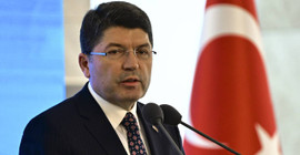 Adalet Bakanı Yılmaz Tunç, Çağlayan Adliyesi önünde konuştu: 34 gözaltı var, bir kişi yaralı yakalandı