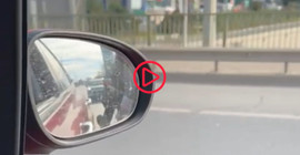 Motosiklet sürücüsü trafikte otomobili tekmeledi, o anlar kameraya yansıdı