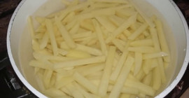 44 yıllık usta sırrı; Patates çıtır çıtır olmuyor mu? 1 şişe dökünce bakın ne oluyor...