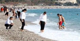 Antalya'da yaz havası: Denize girdiler