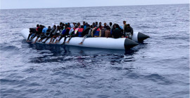 Libya'dan İtalya'ya giden bottan kurtarılan göçmenler, içlerinden 60'ının öldüğünü söyledi