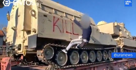 Yunanistan'da komünistler ABD tanklarını taşıyan trenin önünü kesti: 'Katiller eve dönün'