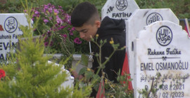 Depremin vurduğu illerdeki mezarlıklarda hüzünlü bayram ziyareti