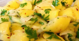 Patates salatasının çok daha lezzetli olmasını sağlıyormuş; Hazırlarken bilmeniz gereken tüyo
