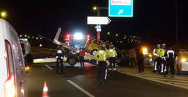 İzmir'de ticari taksi demir bariyerlere çarptı: Bir ölü, beş yaralı