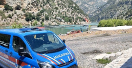 Adana’da balık tutarken baraj gölüne düştü