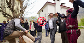 İmamoğlu bayramda doğduğu köye gitti, horon tepti