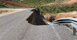 Siirt'te etkili olan yağışların ardından yol çöktü