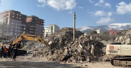 150 kişinin öldüğü sitenin müteahhidi yakalama kararı varken arsa sattı