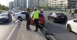 Bağcılar'da beş aracın karıştığı zincirleme kaza: İki yaralı