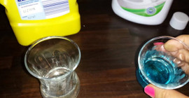 Çamaşır suyu lekesini anında çıkarıyor! Birçok kişi bilmez ama ovalamaya bile gerek yok...