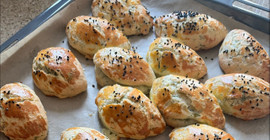 Pastaneden alınmış gibi oluyor. Ev yapımı peynirli poğaçanın püf noktası