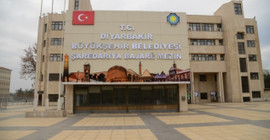 Diyarbakır Büyükşehir, 'bayrak kaldırıldı' iddialarını yalanladı