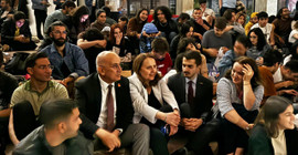 Çankaya Belediye Başkanı ODTÜ'de öğrencilerin oturma eylemine katıldı