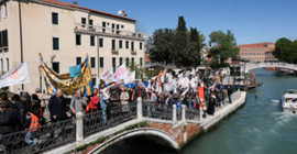 Venedikliler, turistlere paralı giriş uygulamasını protesto etti