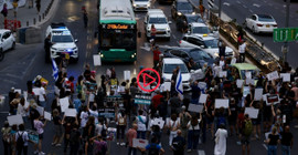 İsrailliler, rehineler için Tel Aviv'de yol kapattı: 'Onları hemen eve getirin'