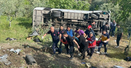 Sakarya'da öğrencileri taşıyan midibüs devrildi: 12 yaralı