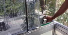 Lekesiz cam temizliği meğer bu kadar kolaymış. 5 dakikada camlar temizleniyor ve leke kalmıyor
