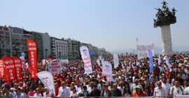 İzmir Gündoğdu Meydanı'nda 1 Mayıs kutlamaları: 'Taksim’de düşene dövüşene bin selam'