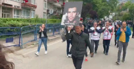 Bursa'da 'Deniz Gezmiş' yasağı: İzin verilmeyen fotoğrafı CHP'li Sarıbal alana taşıdı