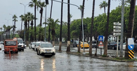 İskenderun'da sağanak: Depremden bu yana defalarca su altında kalan yollar göle döndü