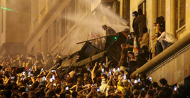 Gürcistan'da 'yabancı etkinin şeffaflığı' tasarısını protesto edenler, parlamentoyu basmaya çalıştı: Tiflis savaş alanına döndü