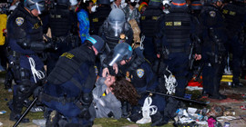 UCLA'daki Gazze Kampı'nı basan polis, 132 öğrenciyi gözaltına aldı: Biden kampüs direnişleri hakkında ilk kez açıklama yapacak