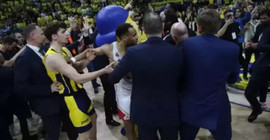 Fenerbahçe-Monaco maçı sonrası arbede: Taraftarlarla basketbolcular birbirine girdi
