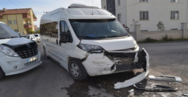 Aksaray’da işçi servis servisi otomobil çarpıştı: Yedi işçi yaralı