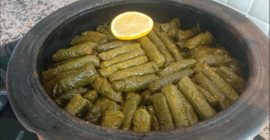 Tencerenin altına serin yaprak sarma daha iyi pişiyor ve asla dağılmıyor