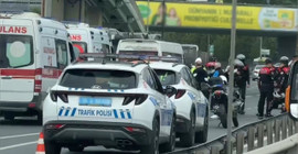 Motosikletli polisler Zeytinburnu'nda taksiye çarptı: İki polis yaralı