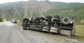 Tankerden sızan yakıt nedeniyle kayan minibüs takla attı: 8 yaralı