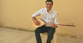 Demirtaş: Selçuk Başkan'ın morali bozuktu; ona saz çaldım, halay çektik