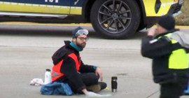 İklim aktivistleri kendilerini piste yapıştırdı: Münih Havaalanı 2 saat kapalı kaldı