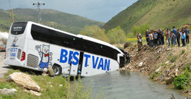 Bitlis'te yolcu otobüsü dereye düştü: Yedi yaralı