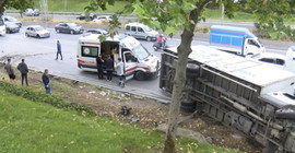 Bağcılar'da kamyonet işçi servisine çarptı: Beş yaralı