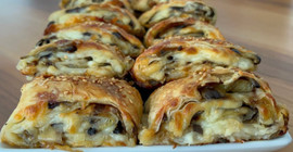 Börek sosuna sadece 1 çay bardağı ekleyin... Böreğin çıtır çıtır olmasını sağlıyor