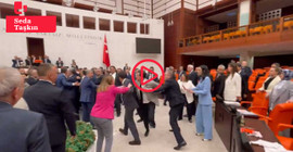 Meclis'te AKP'liler DEM Parti'yi engellemeye çalıştı: Milletvekilleri yere düştü, pankartlar fırlatıldı