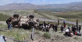 Hakkari'ye asker taşıyan zırhlı araç devrildi: Dört yaralı