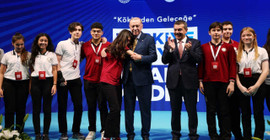 Erdoğan'a sarılan öğrenci, Nihal ve Bahar Candan’ın kardeşi çıktı