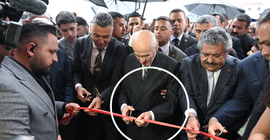 Bahçeli açılışa katıldı, düşmemesi için koluna girilmesi dikkat çekti