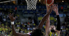 Anadolu Efes'i 80-72 yenerek seriyi 3-1 kazanan Fenerbahçe Beko, şampiyon oldu