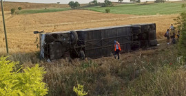 Erzincan'da yolcu otobüsü devrildi: Şoför öldü, 33 kişi yaralandı