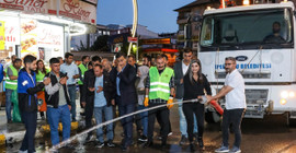 Van'da eşbaşkanlardan bayram temizliği: Sokakları yıkadılar
