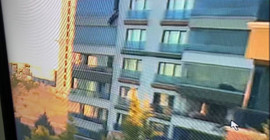 Cam silerken yedinci kattan düşerek öldü