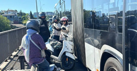 Boğaz köprüsünde metrobüs ile bariyer arasına sıkışan motosiklet sürücüsü yaralandı