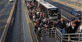 Metrobüs durağına üst geçit yapılacak: 75 gün sürecek