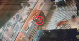 Kadıköy'de restoranın asma tavanının çöktüğü anlar kamerada